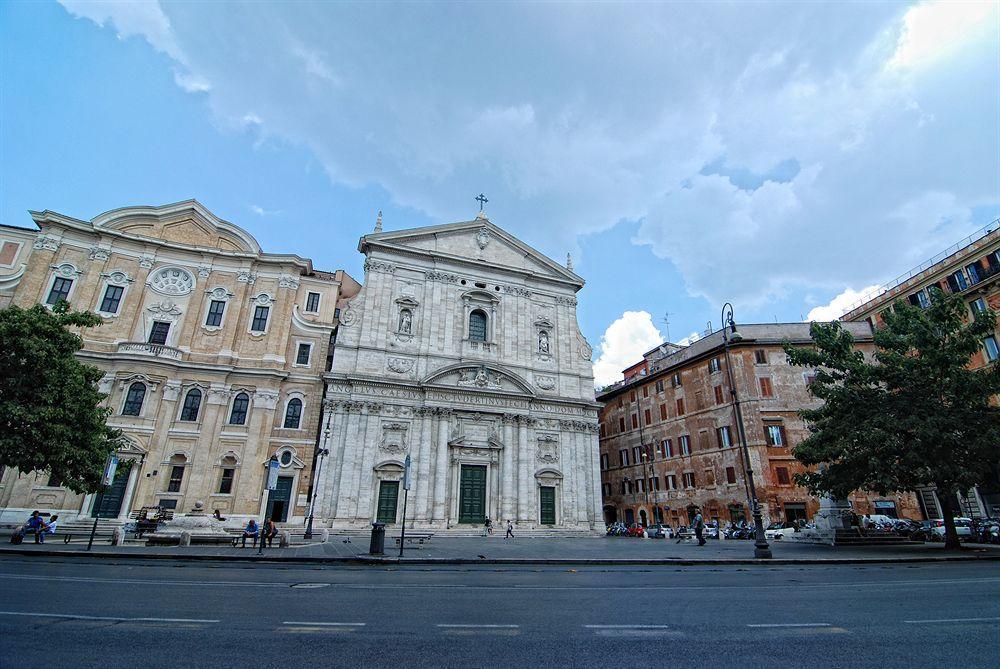 In And Out Piazza Navona