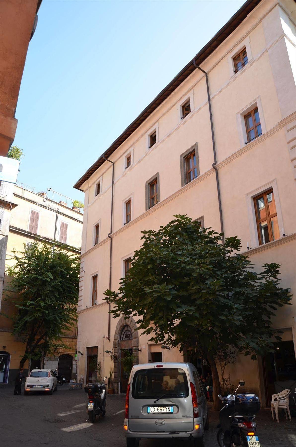 In And Out Piazza Navona Hotel 2*