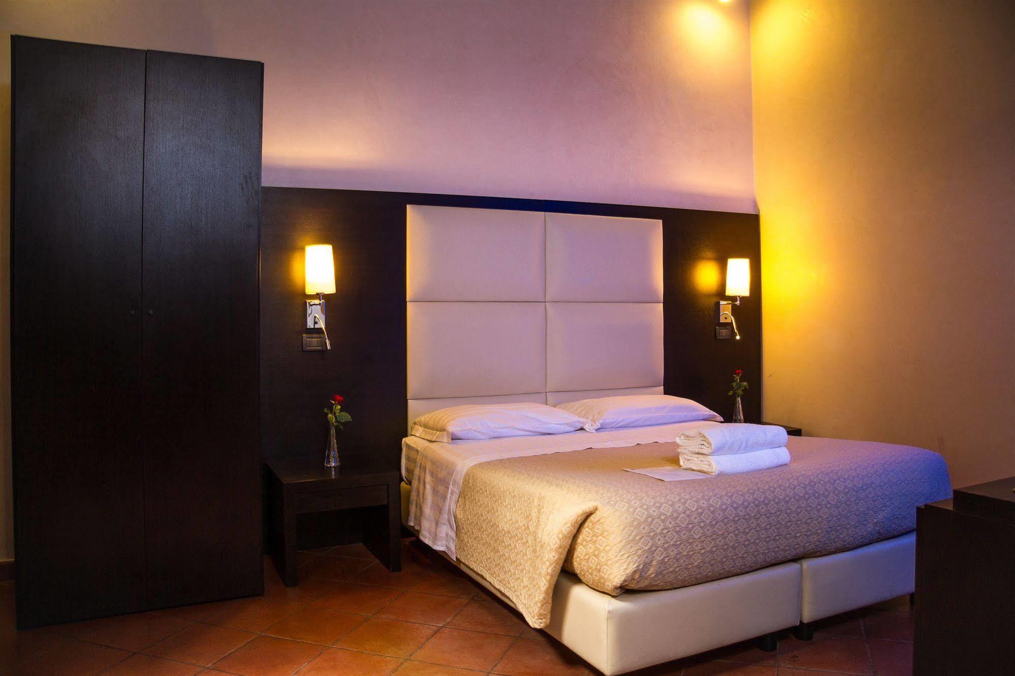 In And Out Piazza Navona Hotel